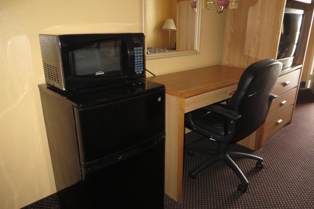 Economy Inn & Suites Joplin Quarto foto